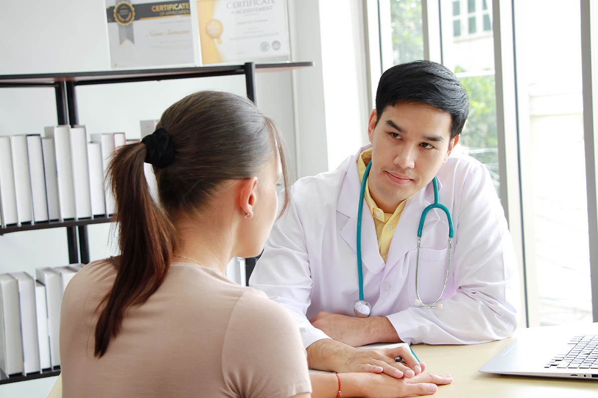 doctor discussing an addiction treatment plan with a patient
